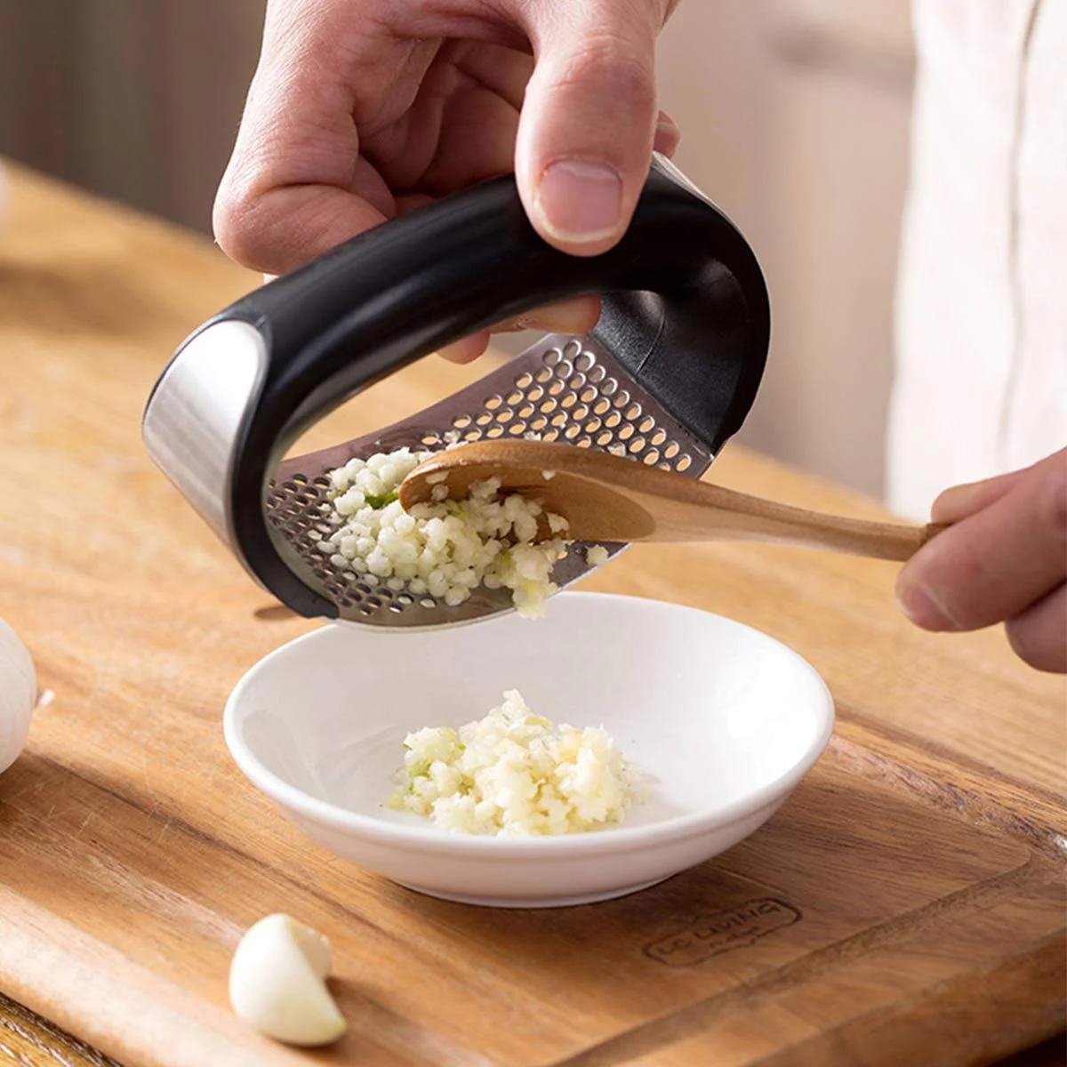 Premium Garlic Crusher – Easy, Quick & Mess-Free (Pack of 2)- .g - Image 3