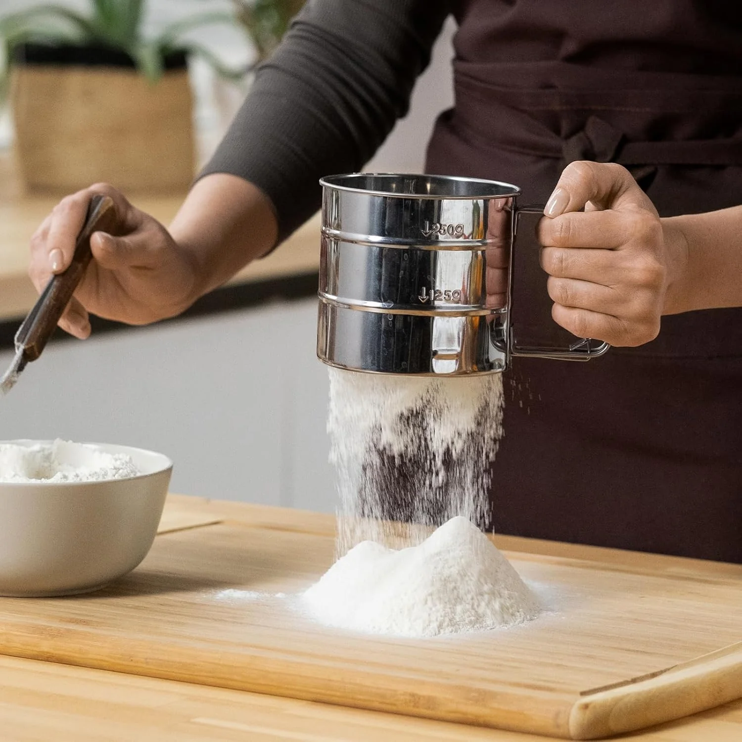 Steel Manual Flour Sifter – Clean, Quick & Efficient Sieving-.g